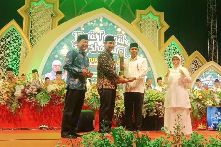 Penyerahan piala dari Penjabat (Pj) Gubernur Jateng Nana Sudjana kepada Asisten Administrasi Ekonomi, Pembangunan, dan Kesejahteraan Rakyat Sekda Kota Semarang Hernowo Budi Luhur, Minggu (28/4/2024). 