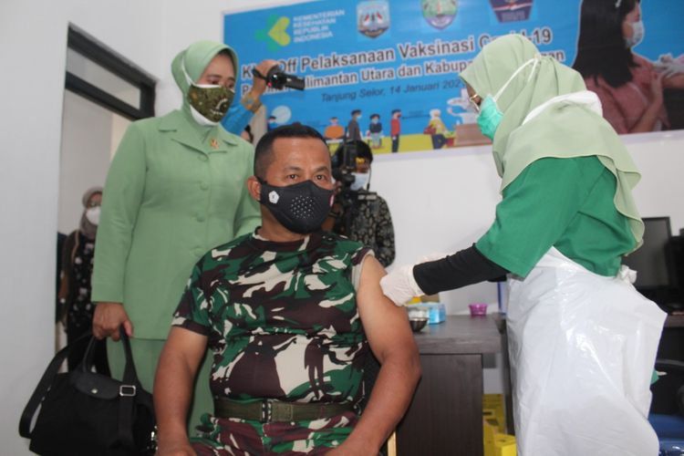 Danrem 092/Maharajalila Brigjen TNI Suratno saat menerima suntikan vaksin pertama di Puskesmas Tanjung Selor (Kapenrem)