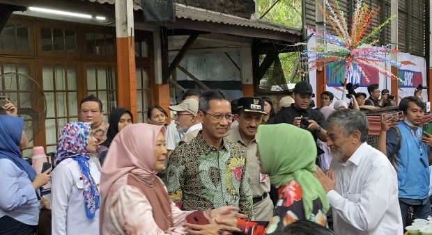 Pakai Baju Batik, Heru Budi Mencoblos bersama Sang Istri di TPS 55 Duren Sawit