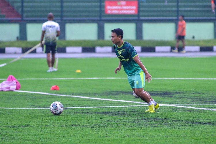 Dedi Kusnandar pemain Persib Bandung menjalani latihan di Stadion Siliwangi Bandung saat Liga 1 2022-2023 masih dihentikan.