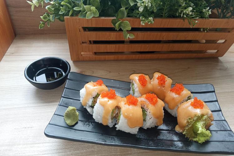 Kurabu Sushi Roll, menu andalan Kurabu Ramen. 