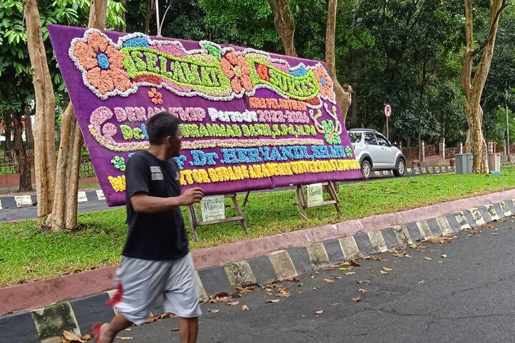 Papan bunga ucapan pelantikan yang dikirim oleh HY kepada MB, Minggu (21/8/2022). HY dan MB ditetapkan sebagai tersangka kasus dugaan suap penerimaan mahasiswa baru jalur mandiri di Universitas Lampung.