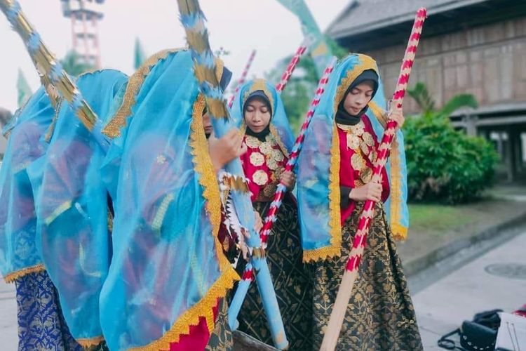 Bagonteng, saat para perempuan di Sumbawa membunyikan lesung dengan menggunkan alu.