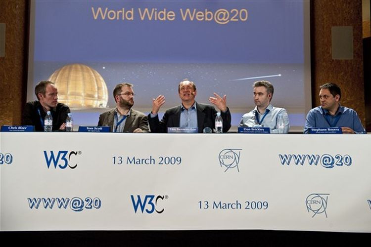 Tim Berners Lee (tengah) selaku Ketua W3C merayakan 20 tahun World Wide Web.
