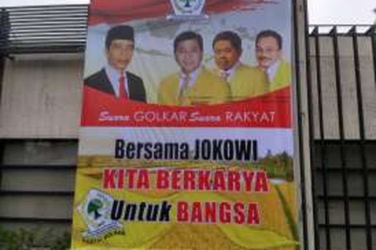 Spanduk yang menampilkan foto Presiden Joko Widodo di Kantor DPP Partai Golkar di Jakarta, Rabu (31/8/2016).
