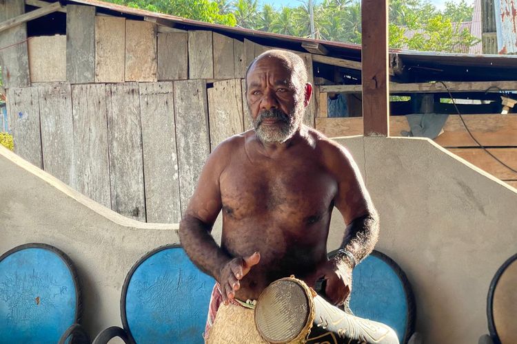 Tetua Adat Maribeko di Kampung Friwen, Derek Wawiyai, saat ditemui di Kampung Friwen, Raja Ampat, Papua Barat Daya, Jumat (7/6/2024). 