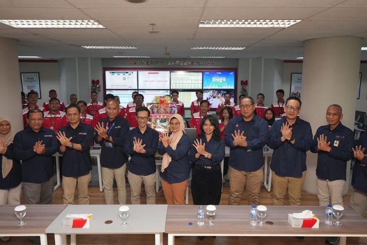 Direktur Utama Telkom Indonesia Dian Siswarini, Komisaris Independen Telkom Ira Noviarti, dan Direktur Human Capital Management Willy Saelan beserta Jajaran saat melakukan peninjauan langsung kesiapan infrastruktur dan layanan ke Posko TelkomGroup Siaga NATARU 2025/2026 di Telkom Regional III, Malang. 