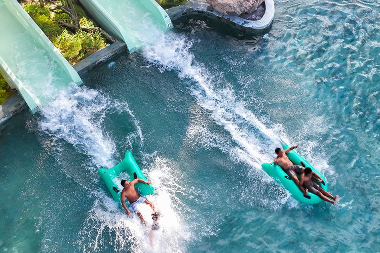 Potret pengunjung berseluncur di Waterbom Bali.