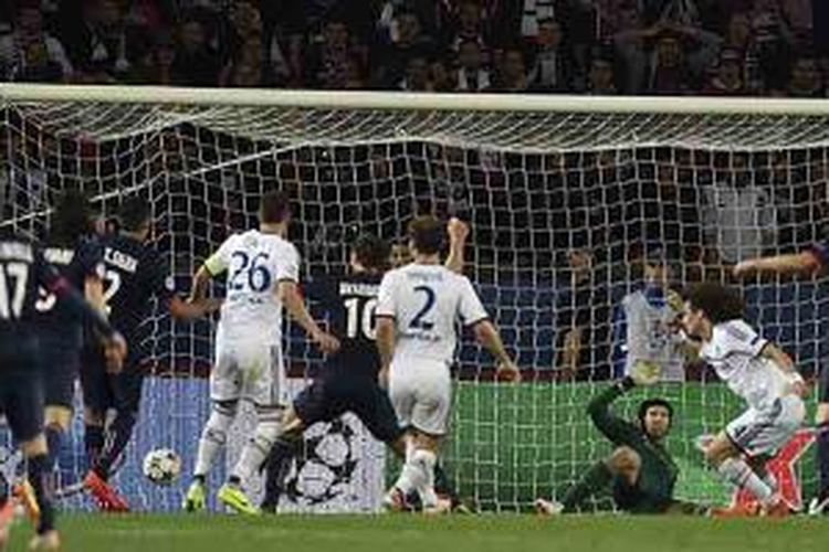 Bek Chelsea, David Luiz (2 dari kanan) mencetak gol bunuh diri saat melakoni laga leg pertama babak perempat final Liga Champions melawan tuan rumah Paris Saint-Germain di Parc-des-Princes, Rabu (2/4/2014).