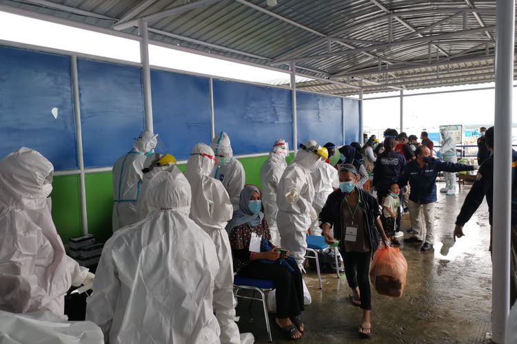 Pengeecekan kesehatan para deportan dari Malaysia di pelabuhan Tunon Taka Nunukan Kaltara oleh KKP. Semua eks PMI di tes PCR sebelum dikirim ke Rusunawa untuk karantina
