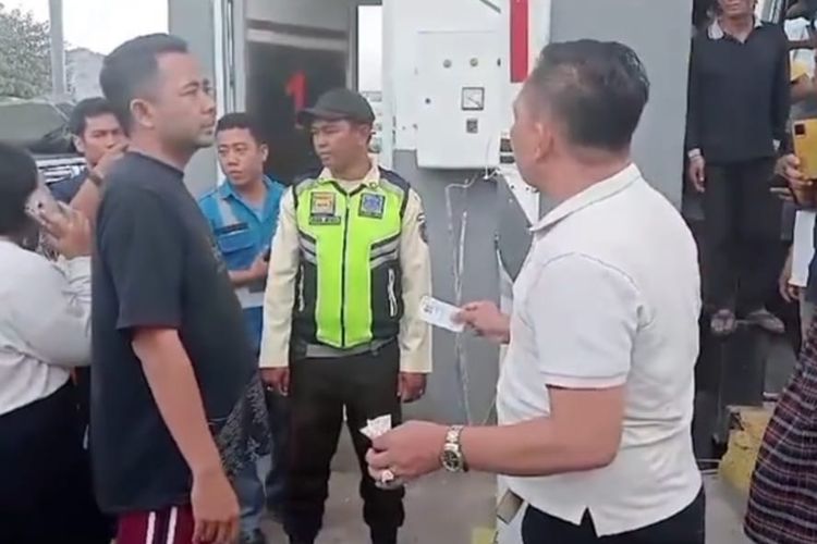 Abdul Gani melakukan protes kepada petugas loket soal naiknya tarif tiket penyeberangan kapal di Pelabuhan Poto Tano, Minggu (17/12/2023).