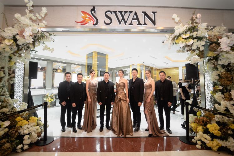 Merek perhiasan berlian Swan Jewellery kembali membuka gerainya yang berada di Pondok Indah Mall 1 Jakarta, dengan konsep baru untuk anak muda.