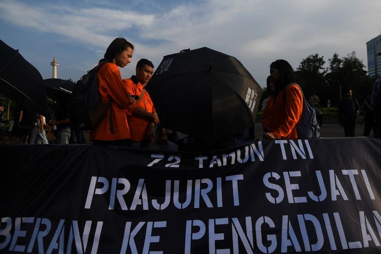 Aktivis Jaringan Solidaritas Korban untuk Keadilan menggelar aksi Kamisan ke-508 di depan Istana Merdeka, Jakarta, Kamis (5/10/2017). Dalam aksi yang bertepatan dengan HUT ke-72 TNI tersebut para aktivis menyuarakan pentingnya pengadilan HAM bagi siapapun dari unsur militer yang diduga telah melakukan pelanggaran HAM di Tanah Air. ANTARA FOTO/Sigid Kurniawan/kye/17.
