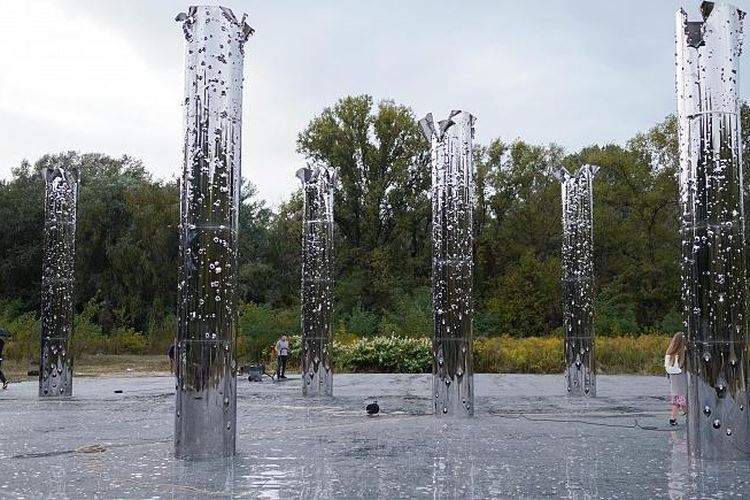 Instalasi seni audiovisual di Mirror Field, Kiev, Ukraina. Instalasi ini bisa Anda lihat di Babyn Yar Holocaust Memorial Center. 