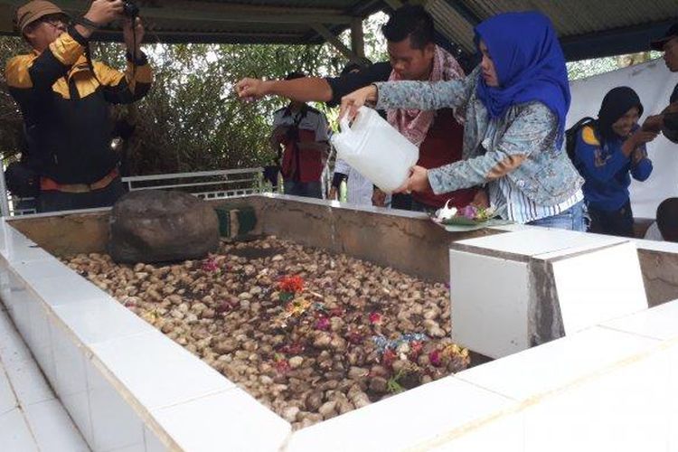 Warga mengunjungi Makam Serunting Sakti.