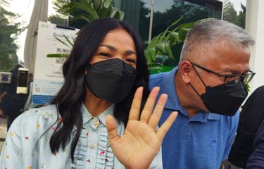 Artis peran Nirina Zubir saat ditemui di Pengadilan Negeri (PN) Jakarta Barat, Selasa (21/6/2022). 