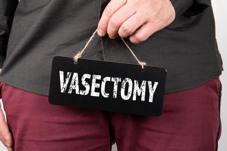Ilustrasi pria melakukan vasektomi