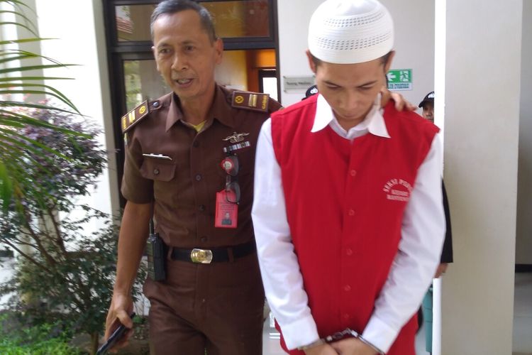 Pelaku mutilasi Deni Priyanto saat akan memasuki ruang sidang di Pengadilan Negeri (PN) Banyumas, Jawa Tengah, Kamis (2/1/2020).