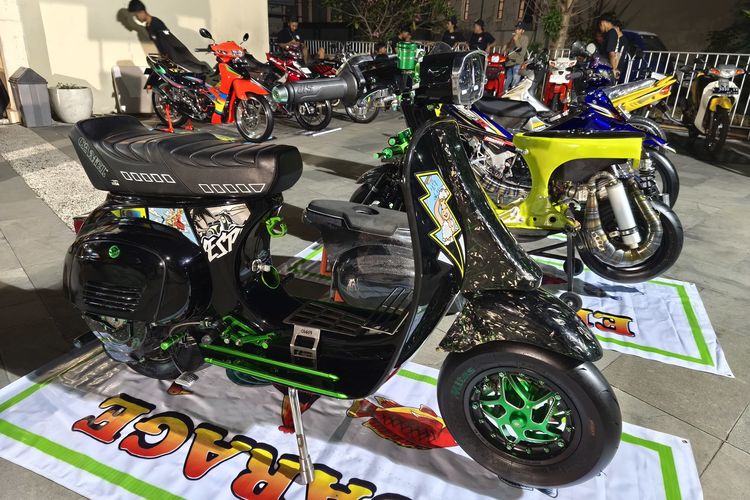 Modifikasi Vespa berkelir hitam di Solo