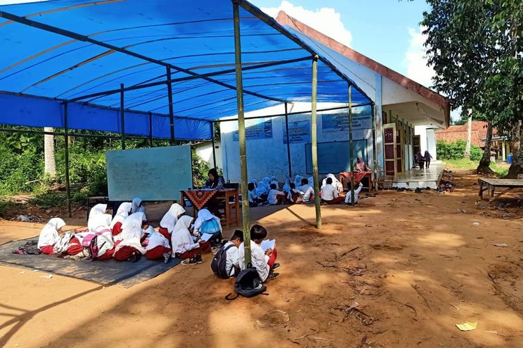 Kondisi siswa SD Mandung 1, Desa Mandung, Kecamatan Kokop, Bangkalan, Jawa Timur, harus belajar di luar karena keterbatasan ruang kelas.