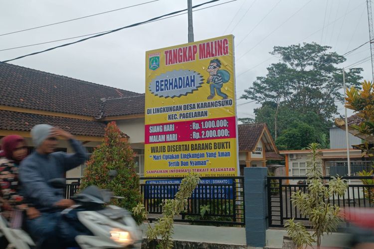 Banner sayembara tangkap maling di Desa Karangsuko, Kecamatan Pagelaran, Kabupaten Malang