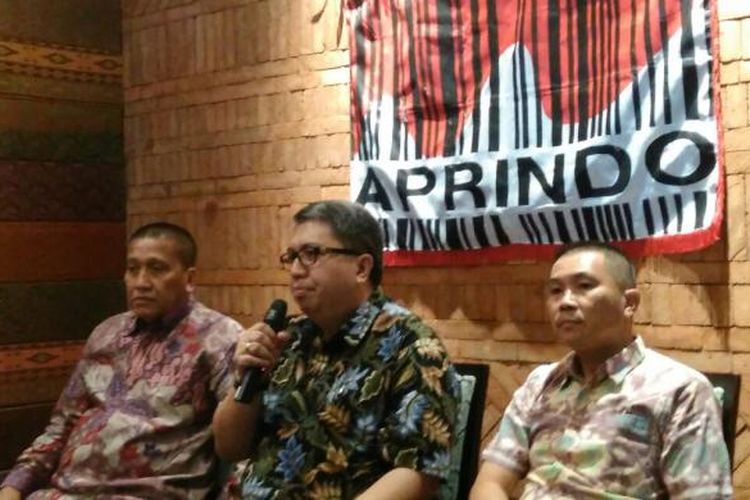 Ketua Umum Aprindo Roy Mandey (tengah) saat konfrensi pers di Jakarta, Senin (3/10/2016).