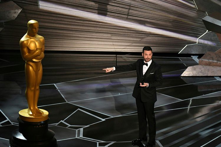 Komedian Jimmy Kimmel membawakan acara Academy Awards ke-90 di Dolby Theatre, Los Angeles, California, AS, Minggu (4/3/2018) waktu setempat. Sebanyak 24 kategori akan memperebutkan Piala Oscar pada malam penghargaan bagi insan perfilman Hollywood yang dipandu oleh Jimmy Kimmel ini.