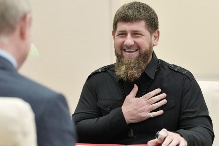 Kepala Republik Chechnya Ramzan Kadyrov (kanan) berbicara dengan Presiden Rusia Vladimir Putin di kediaman negara Novo-Ogaryovo di luar Moskwa, pada 31 Agustus 2019. 