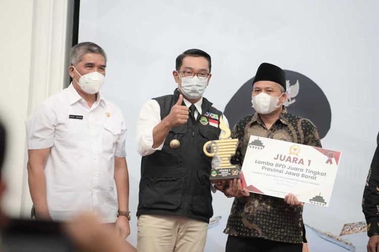 Gubernur Jawa Barat Ridwan Kamil saat hadir dalam acara pancak Lomba Badan Permusyawaratan Desa di Gedung Sate, Kota Bandung, Rabu (15/12/2021).