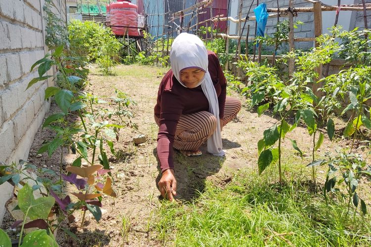 Ania (58) salah satu penyintas di huntap Pombewe Sigi, Sulawesi Tengah, Selasa (5/9/2023)