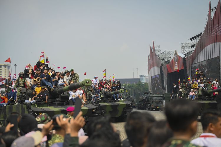 Sejumlah warga menaiki kendaraan tempur Tank Harimau TNI AD dalam perayaan Hari Ulang Tahun (HUT) ke-79 Tentara Nasional Indonesia (TNI) di Lapangan Silang Monumen Nasional (Monas), Gambir, Jakarta, Sabtu (5/10/2024). Masyarakat antusias menyaksikan rangkaian acara peringatan HUT ke-79 TNI yang di antaranya menampilkan berbagai atraksi berbagai kendaraan tempur, persenjataan dari tiga matra TNI. 