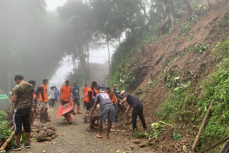 Hujan intensitas tinggi membuat sejumlah kawasan di Magetan mengalami longsor. Tiga rumah di Desa Gonggang sempat tertimpa material longsoran yang terjadi Hari Jumat dan Sabtu malam yang membuat akses jalan desa tertutup material longsoran.
