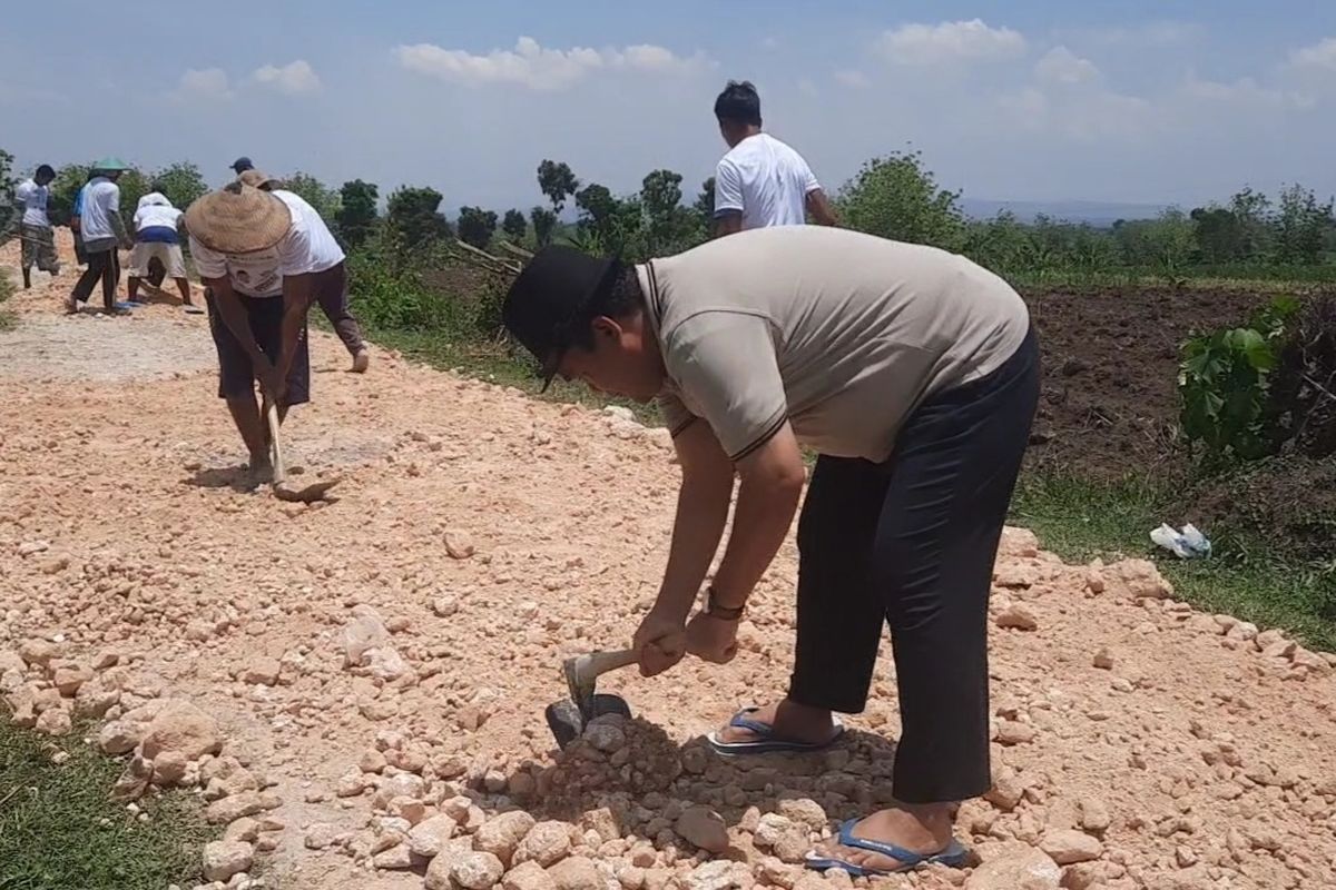 Pakai Sandal Jepit, Cabup Blora Arief Rohman Ikut Gerosok Jalan Rusak