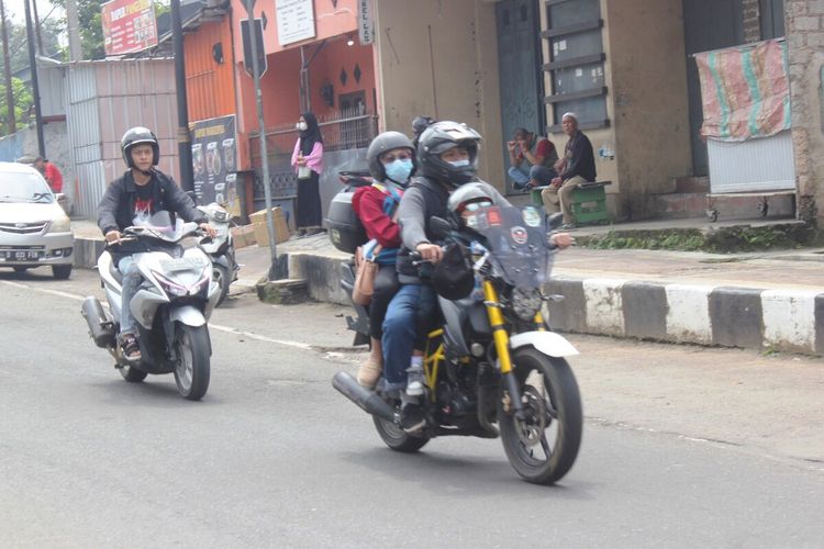 Seorang pemudik bermotor melintas di jalur lingkar tengah Cianjur, Jawa Barat, pada musim mudik lebaran 2022.