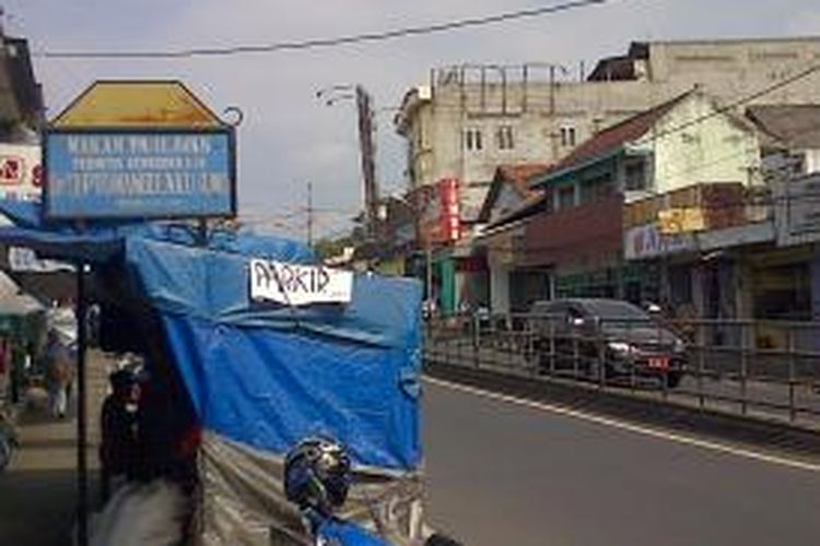 kondisi papan petunjuk menuju makam pahlawan dr Tjipto Mangunkusumo di Lingkungan Kupang Tegal, Ambarawa, Jawa Tengah, Senin (11/8/2014)