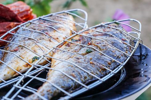 Cara Bakar Ikan Utuh dan Ikan Filet agar Matang dan Tidak Hancur
