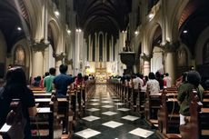 Misa Malam Natal 2021 di Katedral Jakarta, Jemaat Pakai Masker dan Jaga Jarak Fisik