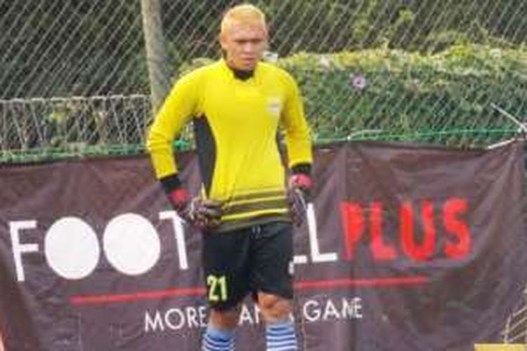 Kiper Persib, Muhammad Ridwan, saat berlatih di lapangan Football Pus Bandung Barat,Kamis (28/4/2016).