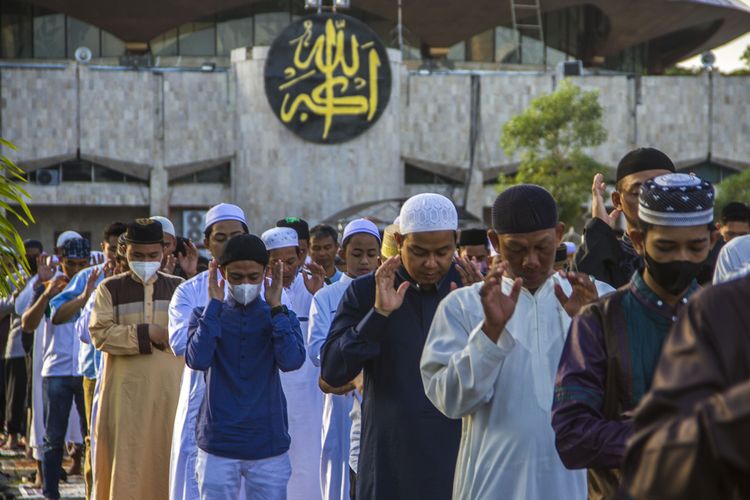 Umat islam menunaikan ibadah Shalat Idul Fitri 1 Syawal 1443 Hijriah di Masjid Raya Sabilal Muhtadin, Banjarmasin, Kalimantan Selatan, Senin (2/5/2022). Umat islam di seluruh Indonesia melaksanakan shalat Idul Fitri 1 Syawal 1443 Hijriah secara serentak sesuai dengan jadwal yang ditentukan Pemrintah. 