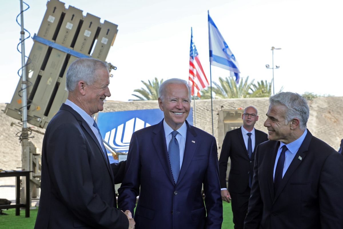 (Kiri ke Kanan) Menteri Pertahanan Israel Benny Gantz, Presiden AS Joe Biden dan Perdana Menteri sementara Israel Yair Lapid, berdiri di depan sistem pertahanan Iron Dome Israel selama tur di Bandara Ben Gurion dekat Tel Aviv, pada 13 Juli 2022.