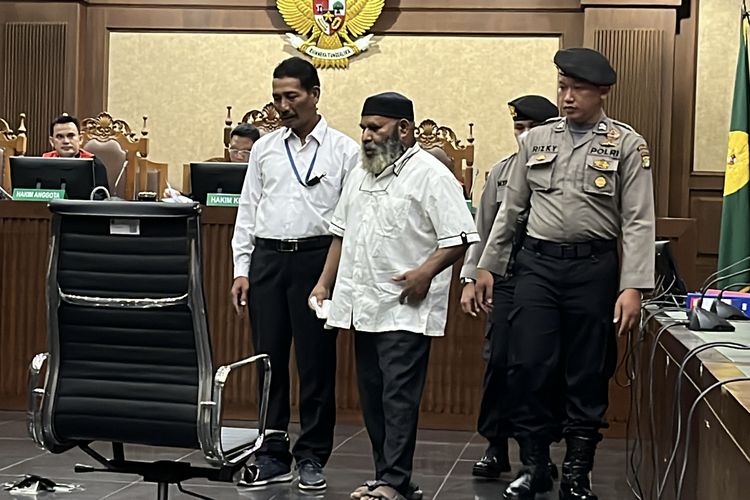 Gubernur nonaktif Papua, Lukas Enembe tiba di ruang sidang Prof M Hatta Ali, Pengadilan Tindak Pidana Korupsi (Tipikor) pada Pengadilan Negeri (PN) Jakarta Pusat, Senin (7/8/2023) pukul 10.46 WIB.