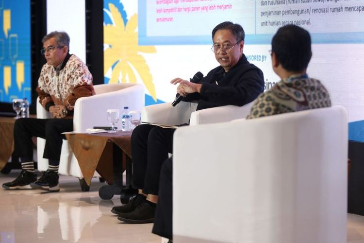 Panji Irawan (tengah) dari Tim Kampanye Nasional Prabowo-Gibran menjadi nara sumber dalam Bincang Kompas dengan tajuk Urun Rembuk Bersama Stakeholder Sawit Indonesia di Jakarta, Rabu (17/1/2024). 
