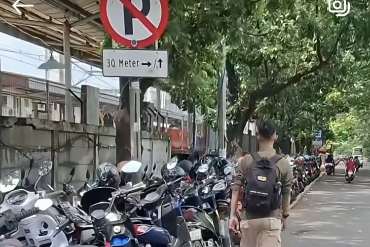 Viral Trotoar di Stasiun Batu Ceper Jadi Parkir Liar, Pejalan Kaki Tak Bisa Melintas
