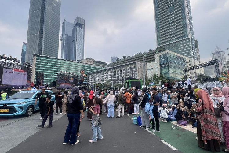 Warga Mulai Padati Bundaran HI Jelang Malam Puncak HUT Ke-499 Jakarta
