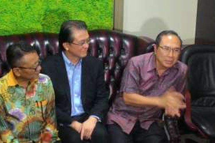 Direktur Jenderal Pajak Ken Dwijugiasteadi (kiri) bersama bos Grup Sinarmas Franky Widjaja (tengah) dan bos Alfamart Djoko Susanto (kanan) di Kantor Pusat Ditjen Pajak, Jakarta, Jumat (30/9/2016)