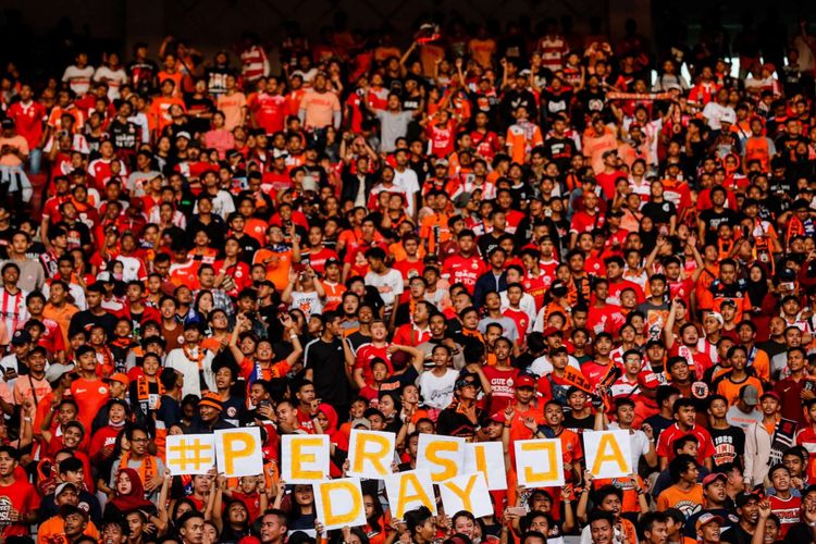Pendukung Persija Jakarta saat Liga 1 di Stadion Utama Gelora Bung Karno, Jakarta, Sabtu (31/3/2018). Persija menang dengan skor 3-1.