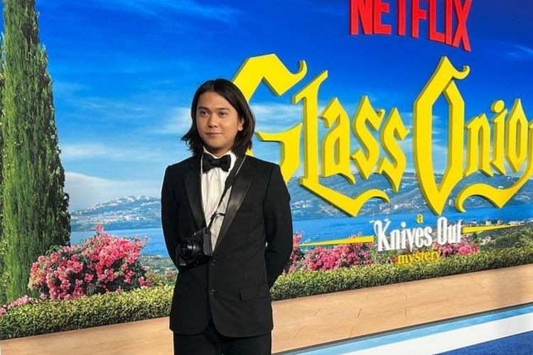 Aktor Iqbaal Ramadhan menghadiri acara world premiere film terbaru Netflix Glass Onion: A Knives Out Mystery.