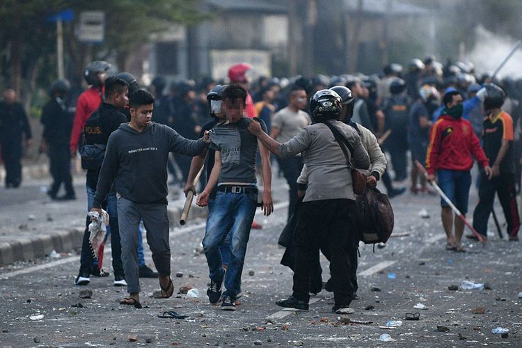 Polisi mengamankan pendemo yang rusuh di Jalan KS Tubun, Jakarta, Rabu (22/5/2019). Bentok terjadi setelah massa dipukul mundur dari kericuhan di Tanah Abang, Jakarta Pusat, Selasa (21/5/2019) malam.