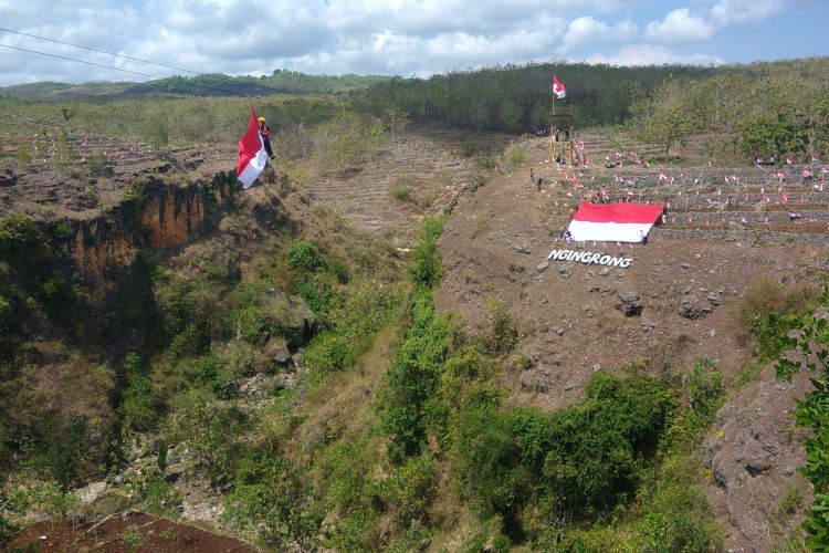 Sebanyak1516 Bendera Merah Putih Dikibarkan di Goa Ngingrong, Mulo, Wonosari, Gunungkidul Kamis (10/8/2017)