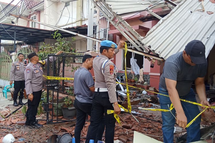 Kondisi rumah yang mengalami ledakan akibat kebocoran gas di kawasan Taman Palem Lestari, Cengkareng, Jakarta Barat, Rabu (15/10/2025)